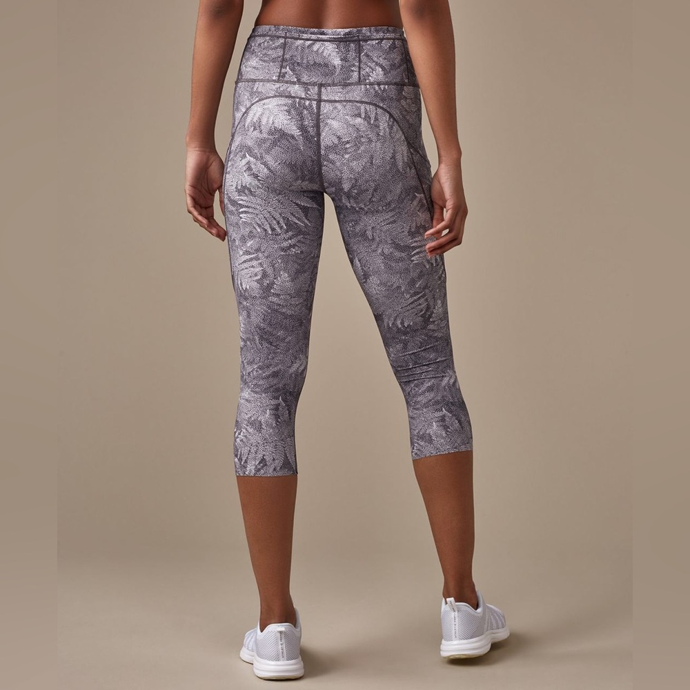 NWOT Lululemon Fast & Free Crop in 
Kindred Spirit. 
Size 6. 
New without tags.
